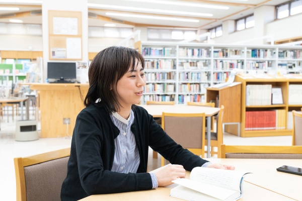 「生活保護の問題について、生徒たちには、ちゃんと知ったうえで、深く考えてほしい。知ることは想像力の土台となり、寛容さを培うものだと思っています。この本はそのための回路を作ってくれるような気がして、生徒たちにも読んでほしくて、図書館に入れてもらいました」
