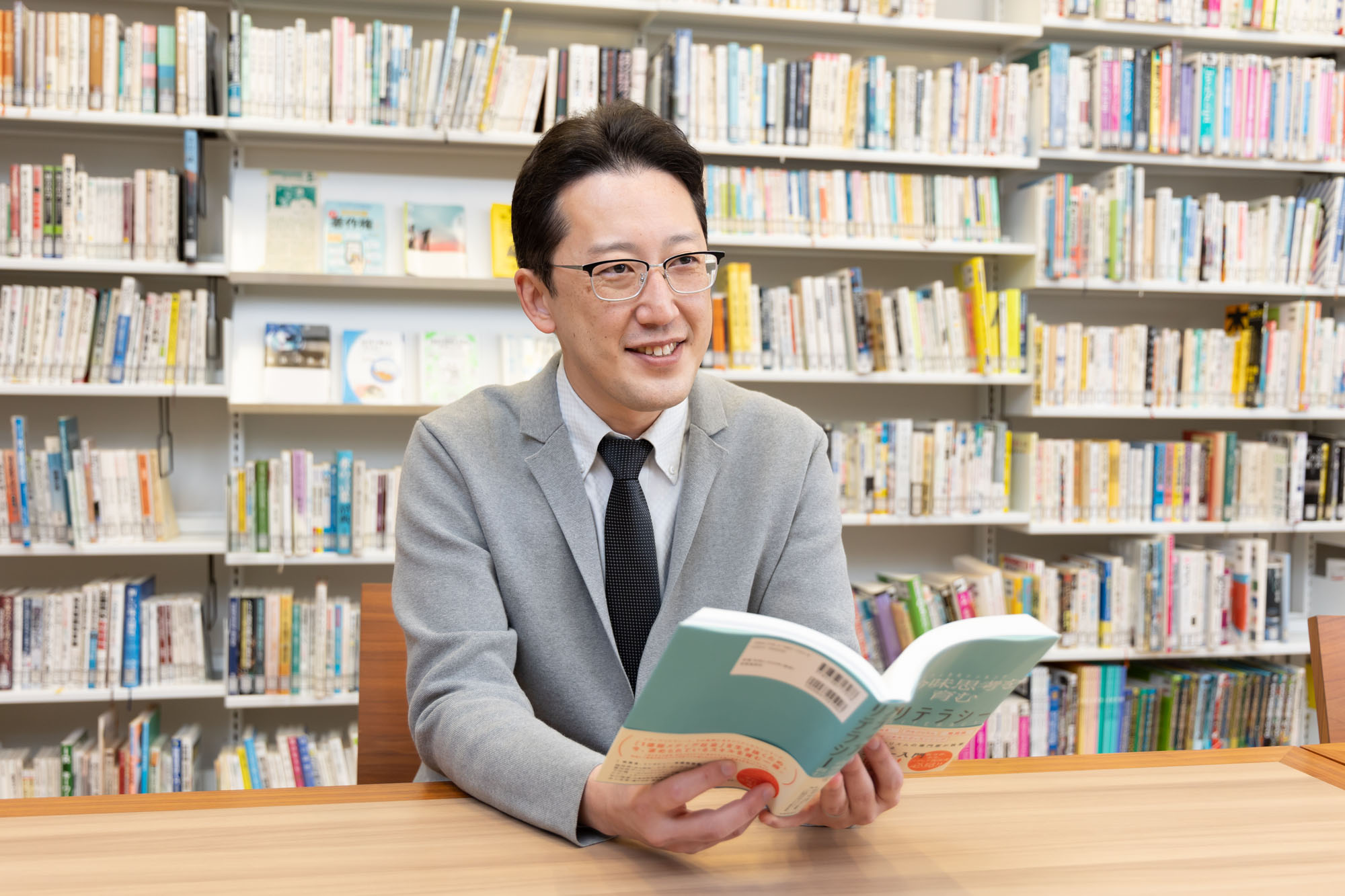 「生徒が自分で問いを立てて、それを解決すべく情報の収集や分析を行い、最後にそれをまとめて表現するという総合的な学習が探究学習です。生徒が自分の力で探究学習を行ったり、その成果である論文を読んだりするときに、この本はきっと役に立ちます」