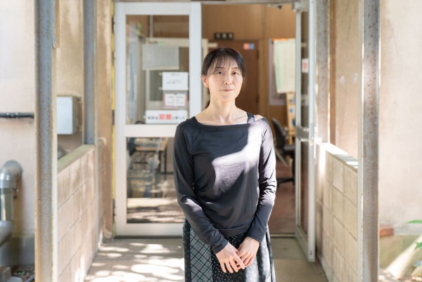 「『箱男』を読み返すたびに、『観察しているつもりでも、実は自分もその中にいるのではないか』と考えさせられます。今の時代だからこそ、多くの人に読んでほしい作品です」 「『箱男』を読み返すたびに、『観察しているつもりでも、実は自分もその中にいるのではないか』と考えさせられます。今の時代だからこそ、多くの人に読んでほしい作品です」
