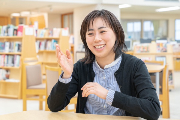 仲島ひとみ(なかじま ひとみ)。国際基督教大学高等学校国語科教諭。1980年生まれ。東京大学卒業後、同大学院修士課程修了。ロンドン大学UCL Institute of Education留学。趣味は漫画を読むことと描くこと。著書に『それゆけ!論理さん』(野矢茂樹監修・筑摩書房)、『国語をめぐる冒険』(共著・岩波書店)、『中高生のための文章読本』(共編・筑摩書房)など