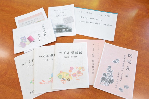 「創作してみることで、作品の読み方や見方が変わってくるんです。古文だけでなく、現代文や漢文でも取り組んでいる創作課題ですが、生徒たちの発想がたくさん詰まったこの作品集は、私にとって毎年楽しみな成果物の一つです」 「創作してみることで、作品の読み方や見方が変わってくるんです。古文だけでなく、現代文や漢文でも取り組んでいる創作課題ですが、生徒たちの発想がたくさん詰まったこの作品集は、私にとって毎年楽しみな成果物の一つです」