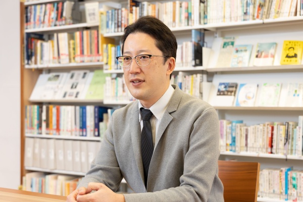「私がやるべきことは2つあります。1つは、どんな問いを立てても否定されないクラス作り。もう1つは、1人で読むよりもみんなで読んだ方が楽しいものを教材として提示することです」