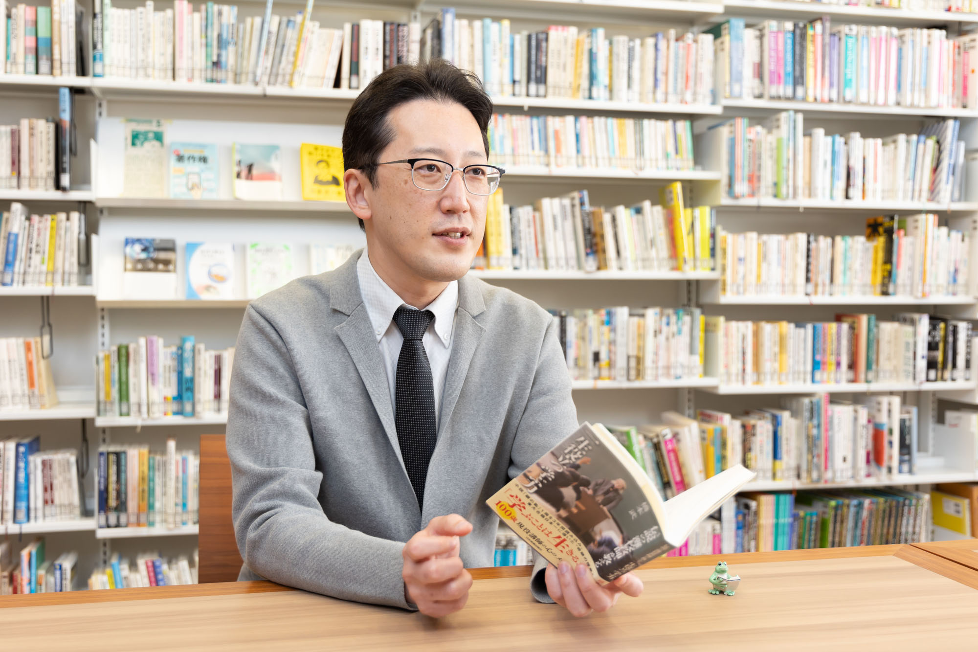 井上志音(いのうえ しおん)。灘中学校・灘高等学校 国語科教諭。1979年生まれ。神戸大学大学院国際協力研究科博士後期課程単位取得退学。文学修士(学校教育学)。専門は国際バカロレア(IB)教育をふまえた教科教育学で、洛南中高・関西学院千里国際中高を経て2013年より現職。著書に『国際バカロレア教育に学ぶ授業改善』(共編著・北大路書房)がある