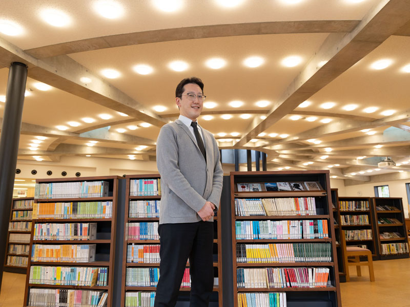 灘・井上教諭「本を読み、自分にとっての問いを立てる」