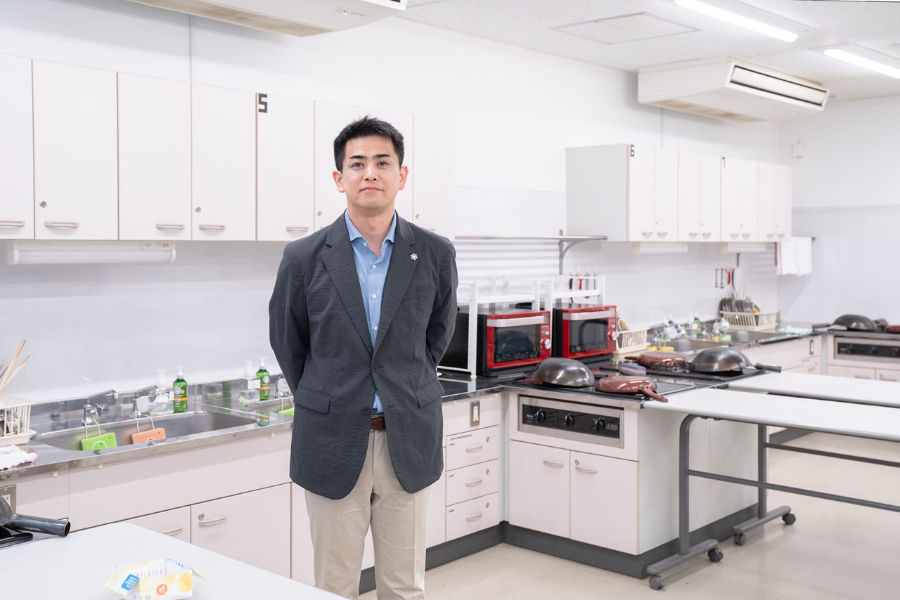 「家庭科は生活の総合科学。社会や科学の話題につなげると、生徒たちはすぐに反応してくれます。だからこそ、知的な刺激に満ちた授業にしたいと思っています」