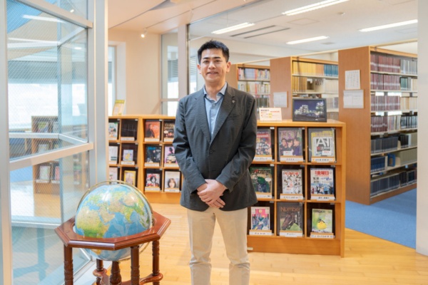 「教科書や身の回りの出来事だけでは見えない世界を、本は見せてくれる。生徒たちが『それ、どういうことですか?』と身を乗り出すような本を、いつも探しています」 「教科書や身の回りの出来事だけでは見えない世界を、本は見せてくれる。生徒たちが『それ、どういうことですか?』と身を乗り出すような本を、いつも探しています」