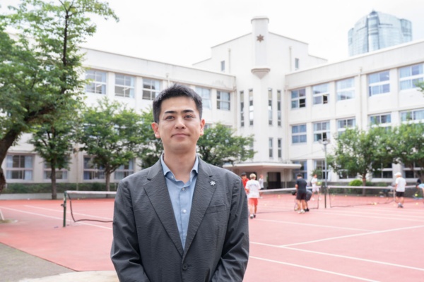 「最初から禁止するのではなく、まず考えさせる。自由と責任はセットだということを、生徒たちには伝えたい」 「最初から禁止するのではなく、まず考えさせる。自由と責任はセットだということを、生徒たちには伝えたい」