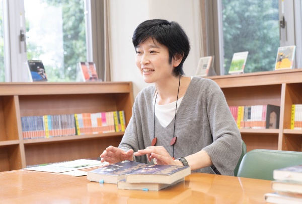 「最初のうちは、『生徒が江戸時代をリアルにイメージするのに役立つかな』くらいの感じでページをめくっていたように思います。ところが、読み進めるうちに、痛快な人物たちに魅せられ、一人ひとりの生きざまから目が離せなくなってしまいました」 「最初のうちは、『生徒が江戸時代をリアルにイメージするのに役立つかな』くらいの感じでページをめくっていたように思います。ところが、読み進めるうちに、痛快な人物たちに魅せられ、一人ひとりの生きざまから目が離せなくなってしまいました」