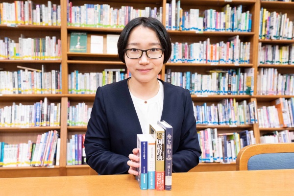 降籏みなみ(ふりはたみなみ)。豊島岡女子学園中学校・高等学校 国語科教諭。千葉県生まれ。豊島岡女子学園中学校、高等学校を経て、東京学芸大学を卒業、同大学院修了。大学では主に『源氏物語』に触れて過ごした。趣味は合唱とピアノ。現在、中学3年生を担任