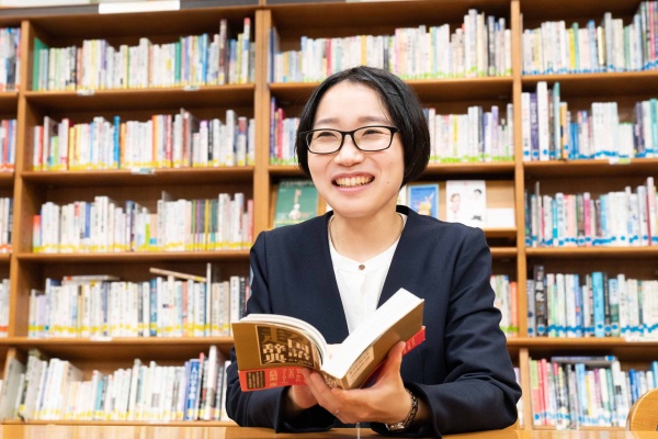 「大笑いしながら楽しみました。この痛快さは、言葉の自由さにつながるのでしょう。思いもよらぬアプローチで、日本語はさらに面白くなる、これは新しい愉快な発見でした」