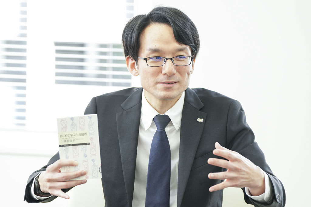 「広尾学園では医進・サイエンスコースが設置されていることもあり、医療従事者を目指す生徒が少なくありません。『医学部小論文』の授業をする際に、書く前に考える素材としてこの本の中のテーマを取り上げることがよくあります」