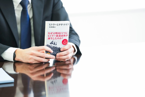 「『ヒトラーとナチ・ドイツ』(石田勇治著/講談社)は、歴史に学ぶことの意義を示してくれる本です」