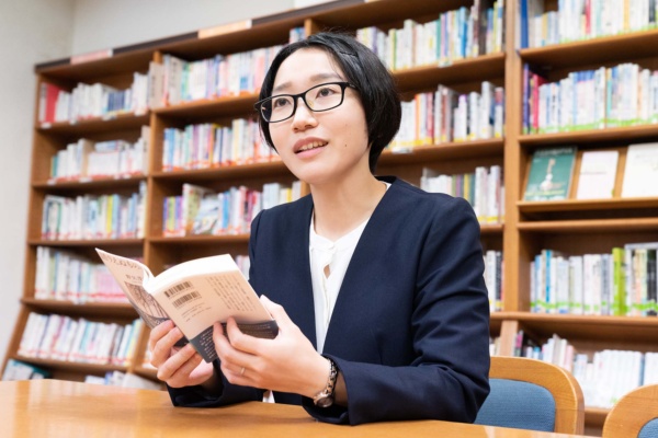 降籏みなみ(ふりはたみなみ)。豊島岡女子学園中学校・高等学校 国語科教諭。千葉県生まれ。豊島岡女子学園中学校、高等学校を経て、東京学芸大学を卒業、同大学院修了。大学では主に『源氏物語』に触れて過ごした。趣味は合唱とピアノ。現在、中学3年生を担任