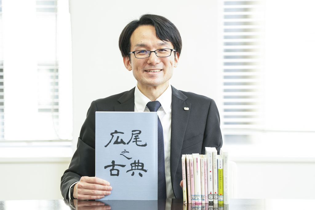 「広尾学園の国語科では古典にも非常に力を入れており、国語科の教員が名作・名場面を厳選したオリジナル教材『広尾之古典』を使って授業を行っています」 「広尾学園の国語科では古典にも非常に力を入れており、国語科の教員が名作・名場面を厳選したオリジナル教材『広尾之古典』を使って授業を行っています」