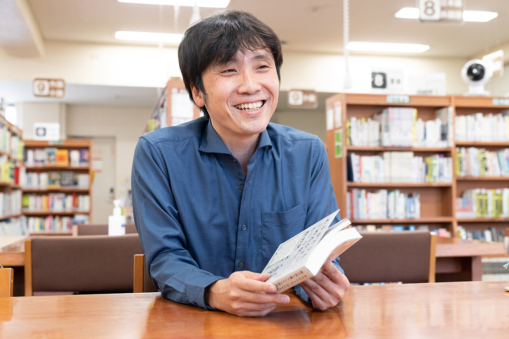 森 大徳(もり ひろのり)。筑波大学附属駒場中・高等学校 国語科教諭。1982年生まれ。東京大学卒業後、同大学院ならびに東京学芸大学大学院修士課程修了。開成中学・高等学校教諭などを経て、2019年より母校の筑波大学附属駒場中・高等学校教諭。趣味は観劇で、前任校時代から演劇部顧問も務める。共編書に『中高生のための文章読本』(筑摩書房)がある 森 大徳(もり ひろのり)。筑波大学附属駒場中・高等学校 国語科教諭。1982年生まれ。東京大学卒業後、同大学院ならびに東京学芸大学大学院修士課程修了。開成中学・高等学校教諭などを経て、2019年より母校の筑波大学附属駒場中・高等学校教諭。趣味は観劇で、前任校時代から演劇部顧問も務める。共編書に『中高生のための文章読本』(筑摩書房)がある
