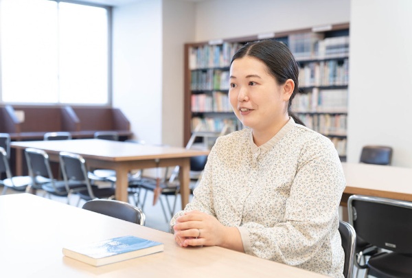 小﨑葉子(こさき ようこ)。桜蔭中学校・高等学校 社会科教諭。東京都生まれ。桜蔭中学校、高等学校を経て、東京大学を卒業。大学では主に南米音楽に触れて過ごした。3人の子供の子育て中