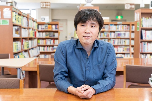 森 大徳(もり ひろのり)。筑波大学附属駒場中・高等学校 国語科教諭。1982年生まれ。東京大学卒業後、同大学院ならびに東京学芸大学大学院修士課程修了。開成中学・高等学校教諭などを経て、2019年より母校の筑波大学附属駒場中・高等学校教諭。趣味は観劇で、前任校時代から演劇部顧問も務める。共編書に『中高生のための文章読本』(筑摩書房)がある 森 大徳(もり ひろのり)。筑波大学附属駒場中・高等学校 国語科教諭。1982年生まれ。東京大学卒業後、同大学院ならびに東京学芸大学大学院修士課程修了。開成中学・高等学校教諭などを経て、2019年より母校の筑波大学附属駒場中・高等学校教諭。趣味は観劇で、前任校時代から演劇部顧問も務める。共編書に『中高生のための文章読本』(筑摩書房)がある