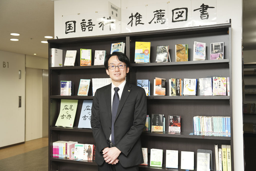 「国語科教員の思いが詰まっているのが、ブックリスト『広尾学園国語科・推薦図書』です。校内の『推薦図書コーナー』に並べられていて、生徒たちはいつでも手に取ることができます」 「国語科教員の思いが詰まっているのが、ブックリスト『広尾学園国語科・推薦図書』です。校内の『推薦図書コーナー』に並べられていて、生徒たちはいつでも手に取ることができます」