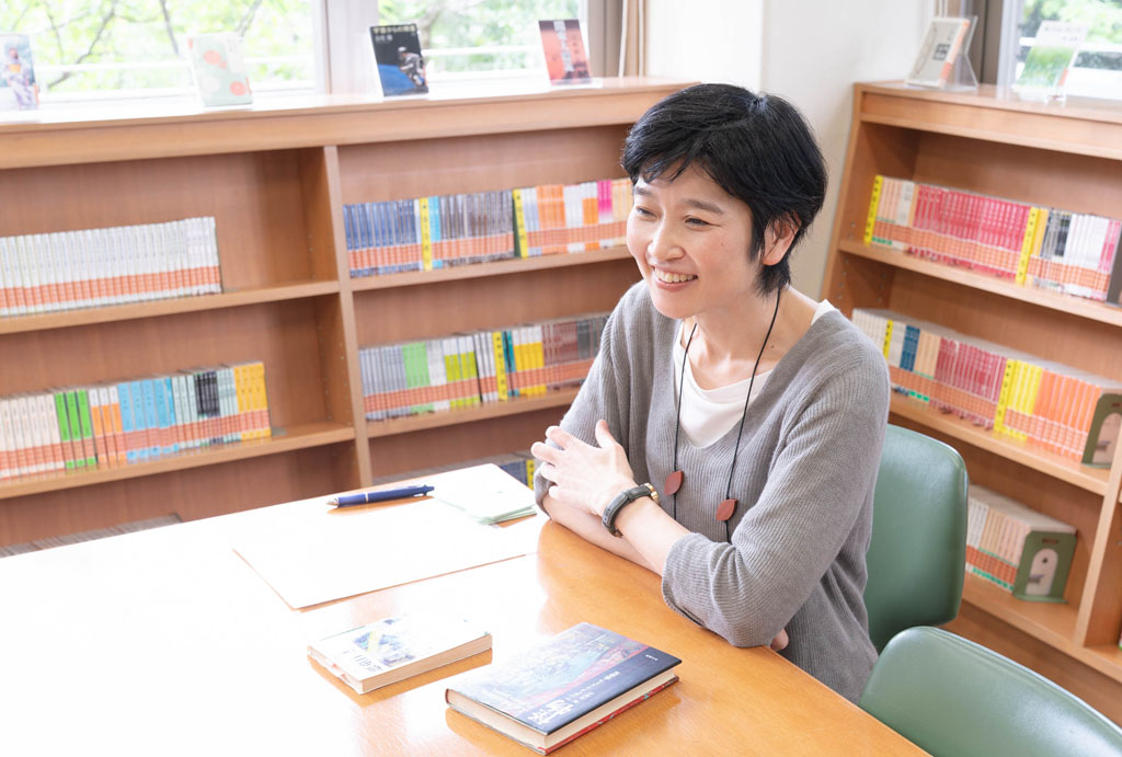 「『悪童日記』を読んだ私は、その感動を誰かに伝えたかったのでしょうね。日直日誌のコメント欄に、『最近すごい小説を読みました』という感じで書いたのです」