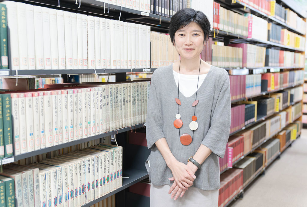 「フェリス女学院中学校・高等学校には、蔵書数約9万冊の落ち着いた雰囲気の図書館があり、読書や調べ物、集中できる勉強の場として、たくさんの生徒たちに利用されています」