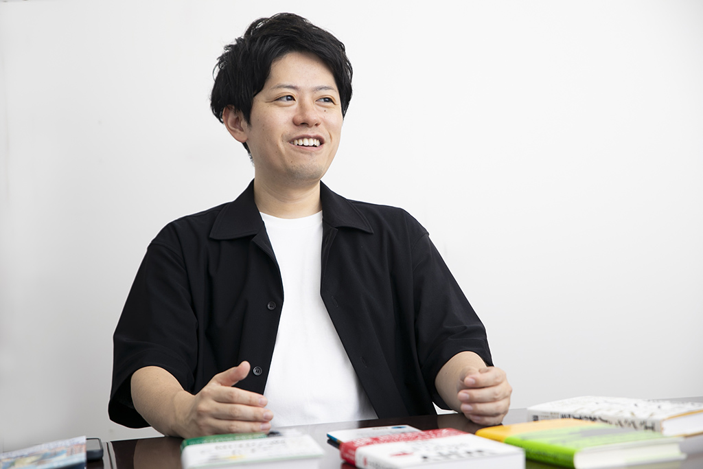 内藤さんは試験官と雑談しているうちに「気づいたら運転免許をもらっていた」という。「良くも悪くも小さいことを気にしない。それがアメリカなんですよね」と内藤さんは笑う 