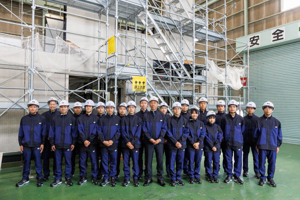 積水ハウス建設の若手大工たち。中央に写るのは同HDの大村泰志社長（撮影当時）。年130～140人採用する（写真提供＝積水ハウス）