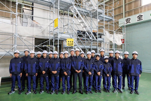 積水ハウス建設の若手大工たち。中央に写るのは同HDの大村泰志社長(撮影当時)。年130~140人採用する(写真提供=積水ハウス)
