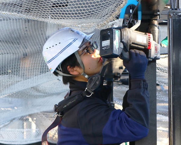 真剣な表情で工具を動かすクラフターの阿部氏(写真=都築 雅人)