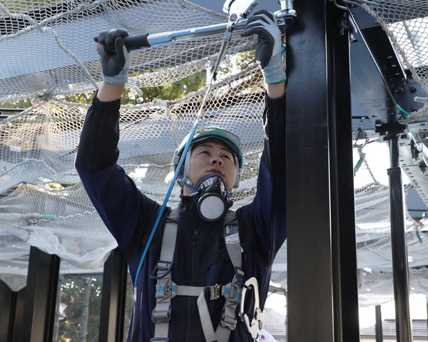 熟練の手つきで工具を扱うチーフクラフターの児玉氏。「見て覚える」ことの重要性も理解しつつ、「最初から丁寧に教えることを意識している。そのほうが頭に入ってくる」と語る(写真=都築 雅人)