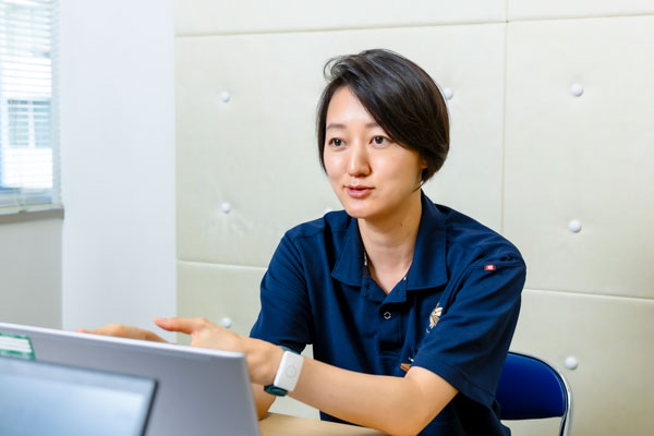 大林組の石坂ゆい工事係長。大学と大学院で伝統木造建築の構造を学んだ（写真＝竹井 俊晴）