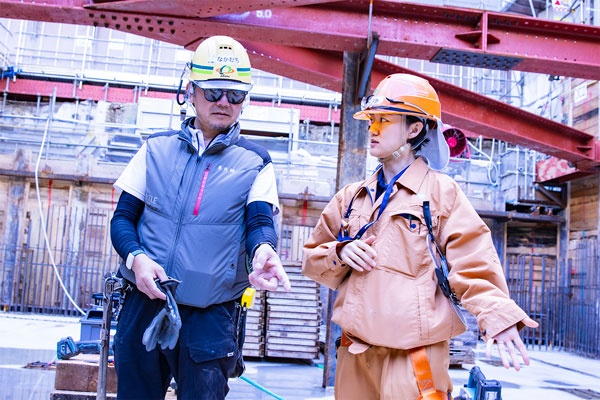 今は屈強な職人たちに物おじすることなく、きびきびと声をかける(写真=竹井 俊晴)