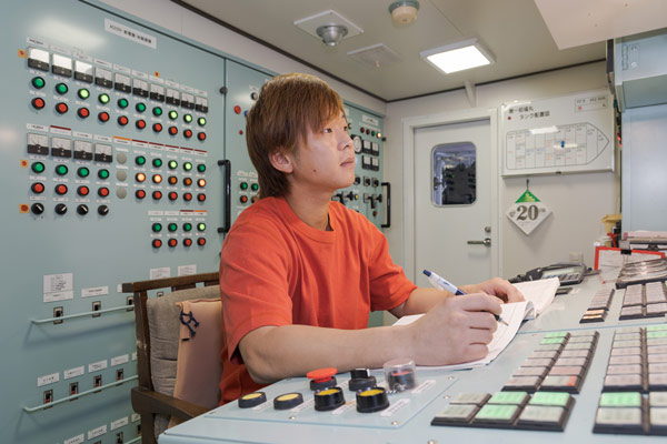 工場勤務から未経験でマグロ漁船の船員に転じた矢木田拓海氏（写真＝小林 淳）