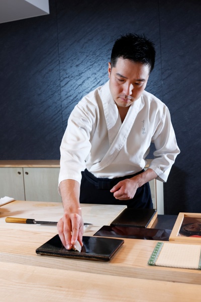 「すし日和」のカウンターに立つ清水和輝氏(写真=竹井俊晴)