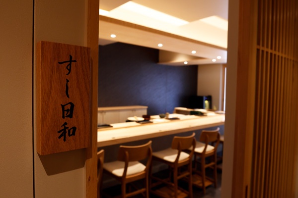 「すし日和」の入り口と店内。高級店と大衆店の中間に位置する(写真=竹井俊晴)