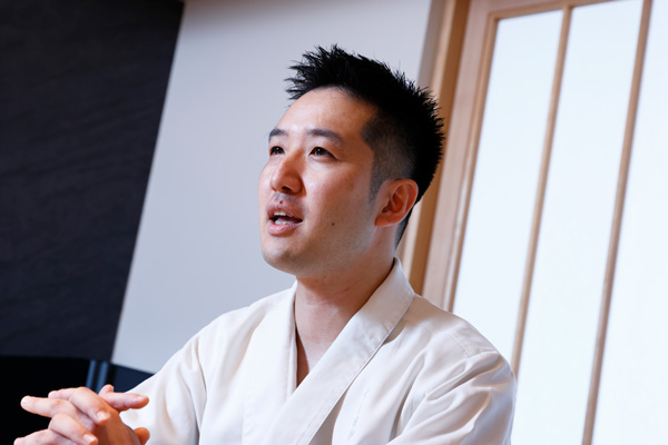 「会社から一歩外に出て看板を外したら、自分には何もできないんじゃないか」という感じていた清水氏は「カウンター型の飲食店」に活路を求めた（写真＝竹井俊晴）