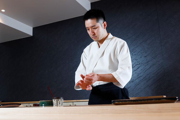 独立準備を続けながらも、すしを握るトレーニングは欠かさなかった（写真＝竹井俊晴）