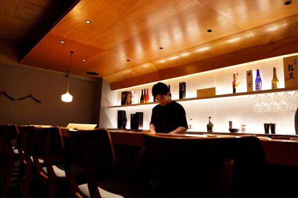 軌道に乗らなかった日本酒バーは、「すし日和」の「はなれ」という位置づけで、すし店に転換した(写真=竹井俊晴)
