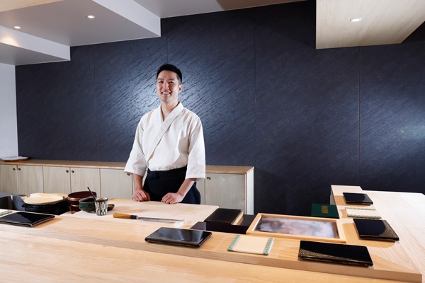 会社員を辞めて4年で2店舗を軌道に乗せた清水氏。次の事業の構想を立てている(写真=竹井俊晴)
