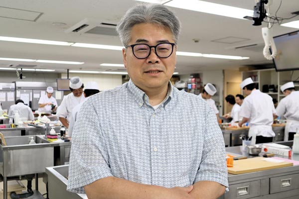 東京すしアカデミー代表取締役兼校長の福江誠氏（写真=佐藤 斗夢）