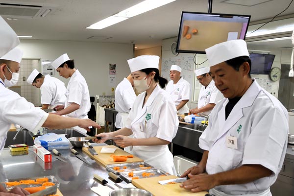 すしの技術を学ぶ受講生。すし職人を目指す女性も増えており、東京すしアカデミーでは受講生の3割以上を女性が占める（写真=佐藤 斗夢）