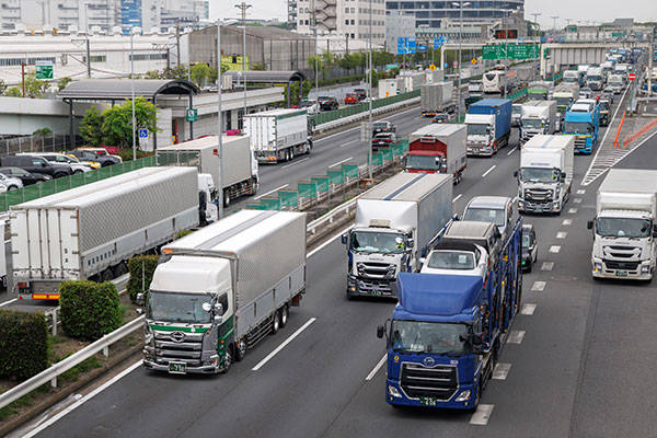 道路を行き交う大型トラック（写真提供＝全日本トラック協会）