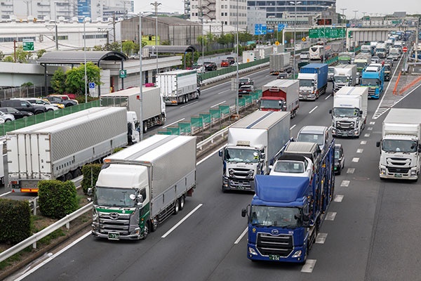 道路を行き交う大型トラック(写真提供=全日本トラック協会)