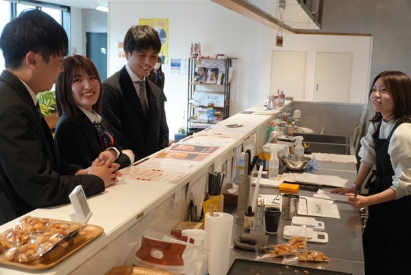 日本交通の若手限定営業所に設けたカフェ。接客や調理はタクシー運転手として働く若手が担う（写真＝福本 裕貴）