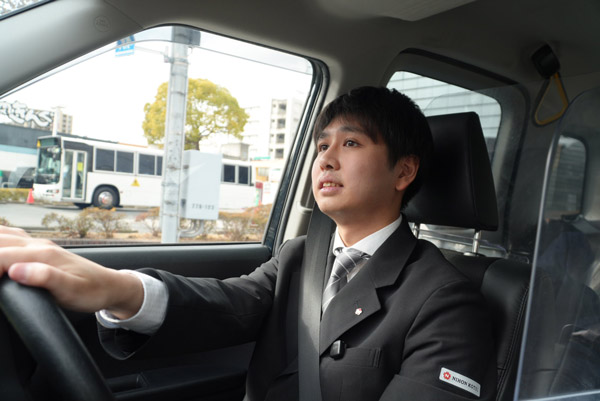 大学で経済学を専攻した若手運転手は、2025年に新卒で日本交通のタクシー運転手になった（写真＝福本 裕貴）