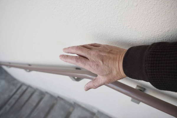 転倒して骨折する高齢者の数は年間100万人(写真:araho/stock.adobe.com) 転倒して骨折する高齢者の数は年間100万人(写真:araho/stock.adobe.com)