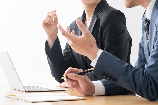 カーネギーは、人を非難したり苦情を言ったりする代わりに相手を理解するよう努めることが大事だという(写真:shutterstock) カーネギーは、人を非難したり苦情を言ったりする代わりに相手を理解するよう努めることが大事だという(写真:shutterstock)