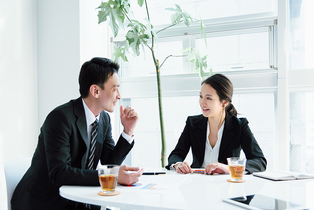 意見の不一致があった場合、相手の考えを称賛したり、慰めやいたわりの心を持って相手の立場で同情的に考えて話をしたりする方が効果的だという(写真:shutterstock) 意見の不一致があった場合、相手の考えを称賛したり、慰めやいたわりの心を持って相手の立場で同情的に考えて話をしたりする方が効果的だという(写真:shutterstock)