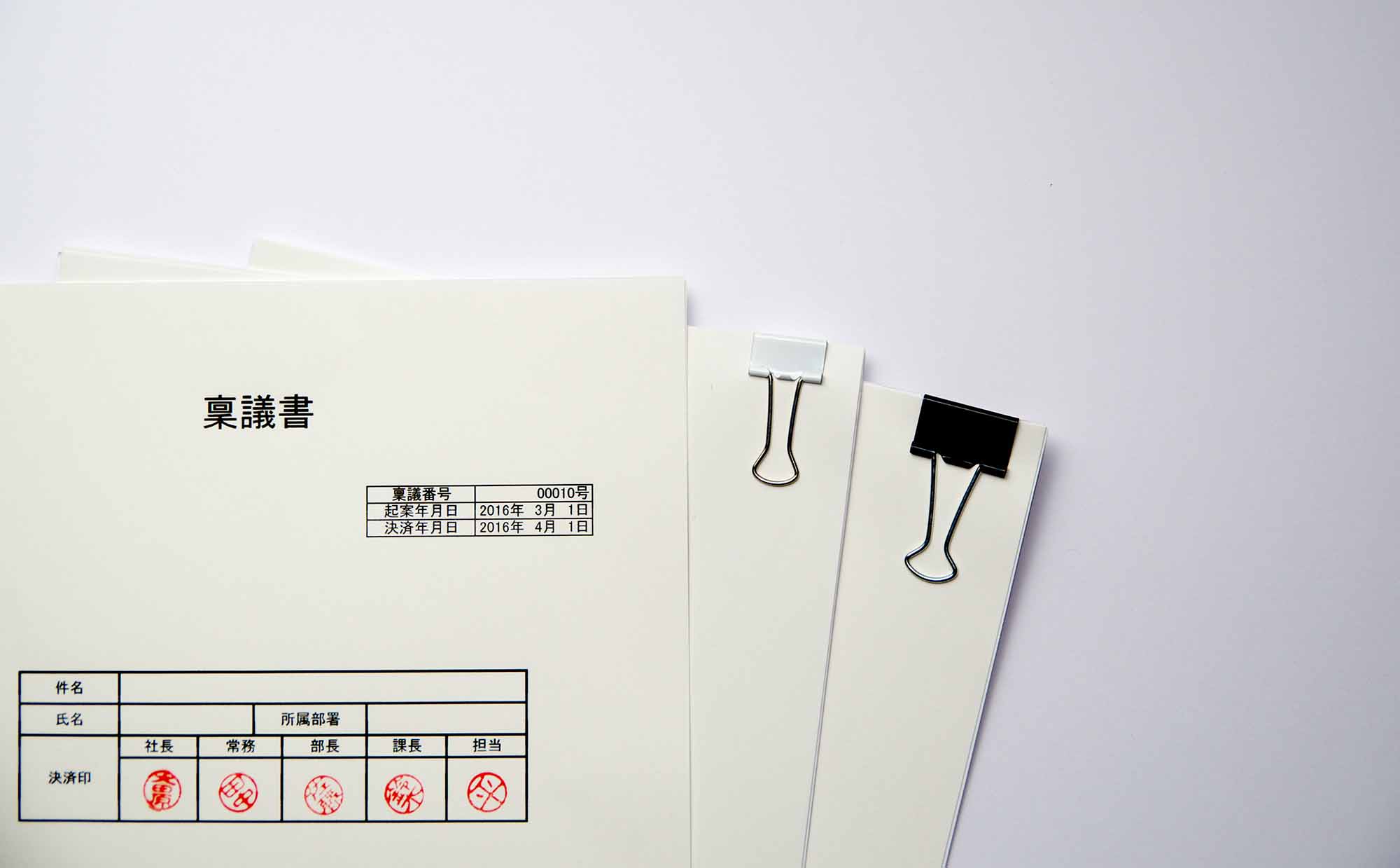 職位が上の人に向かって傾斜をつけて押印する「お辞儀ハンコ」という謎の慣習もいまだ一部で現存していると聞く（写真：uuma／stock.adobe.com）