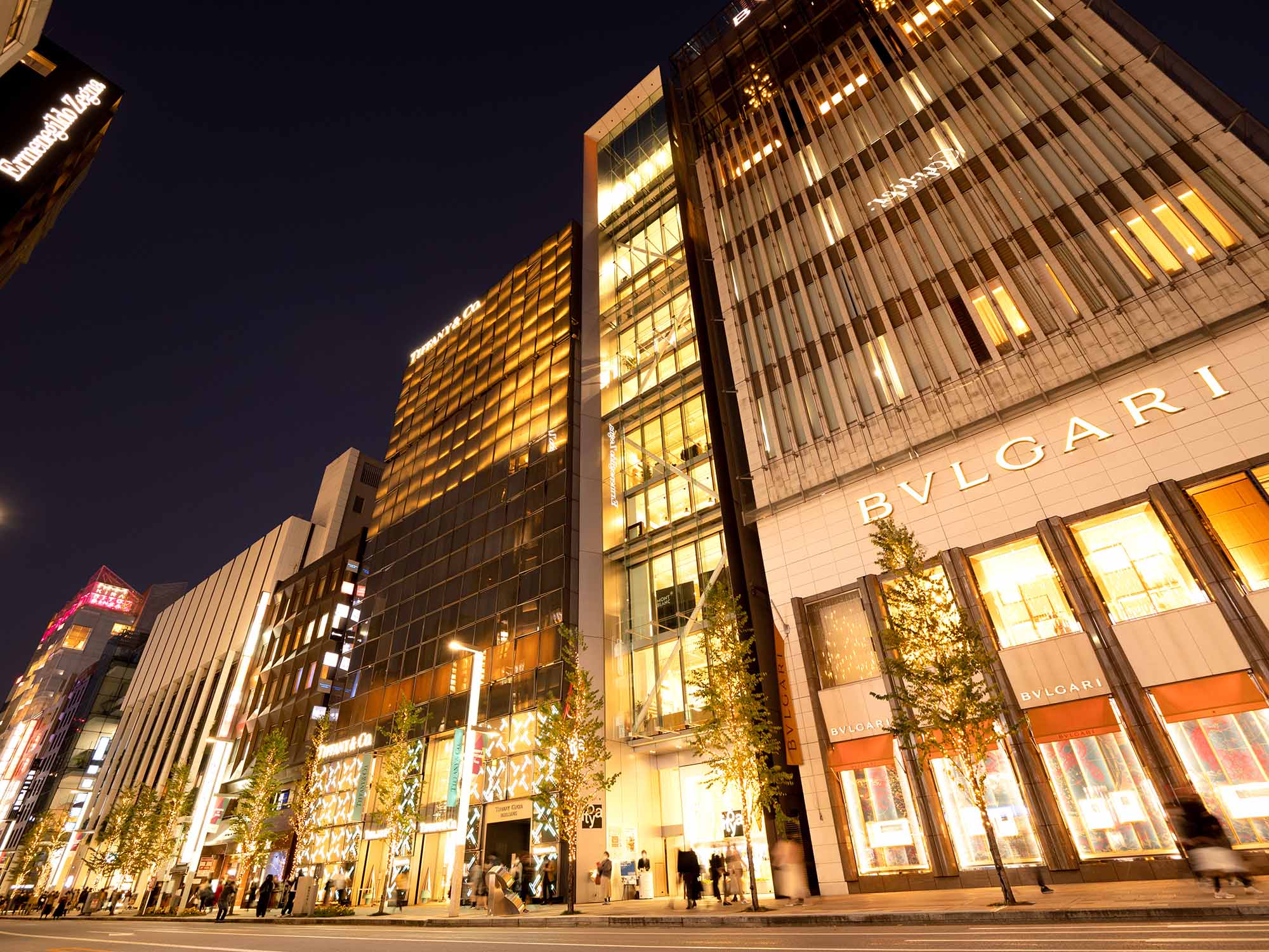 東京・銀座ですら、メインストリートに目立つのは、日本のアパレルではなく海外の高級ブランド店である（写真：moonrise／stock.adobe.com）