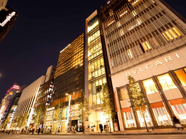 東京・銀座ですら、メインストリートに目立つのは、日本のアパレルではなく海外の高級ブランド店である(写真:moonrise/stock.adobe.com)